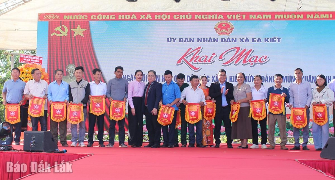 គណៈកម្មាធិការរៀបចំបានប្រគល់ទង់ជាតិរំលឹកដល់អង្គភាពដែលចូលរួមក្នុងពិធីបុណ្យ។