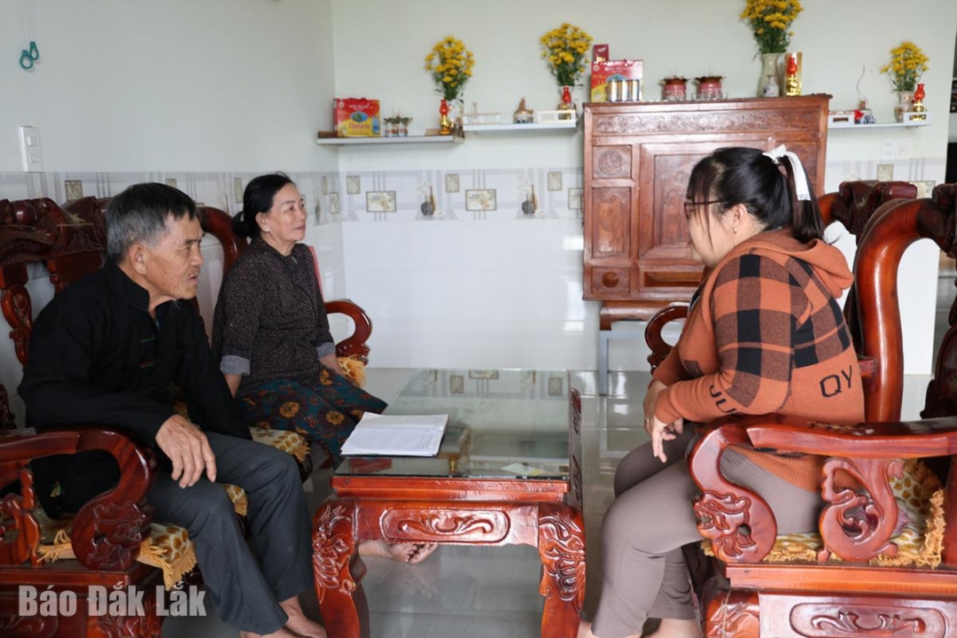 Sayın Vy Tran Kon (en solda), Phuoc Hoa 1 köyündeki etnik toplulukların yaşam koşulları hakkında bilgi paylaşıyor.