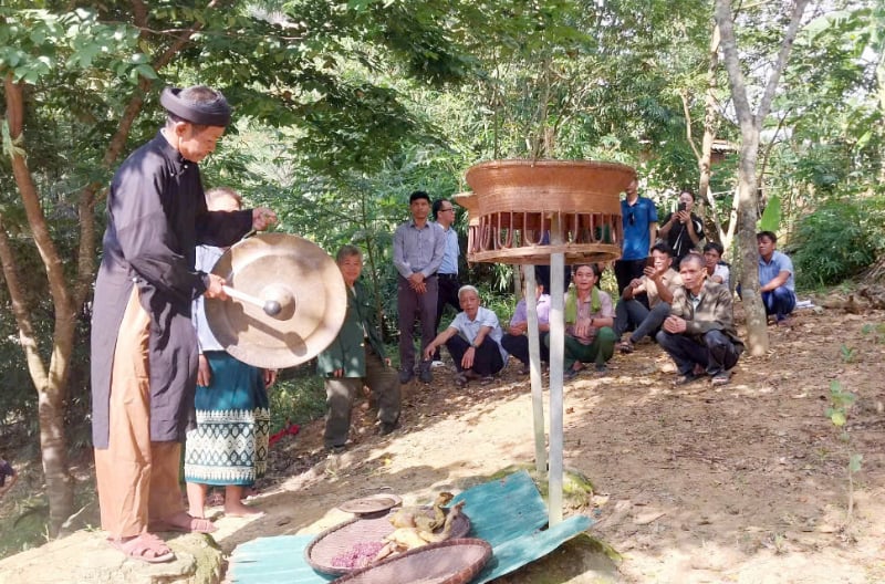  Mỗi thế hệ người Mày ở bản Dộ-Tà Vờng, xã Trọng Hóa chỉ có một thầy cúng trong lễ cúng Giang Sơn.