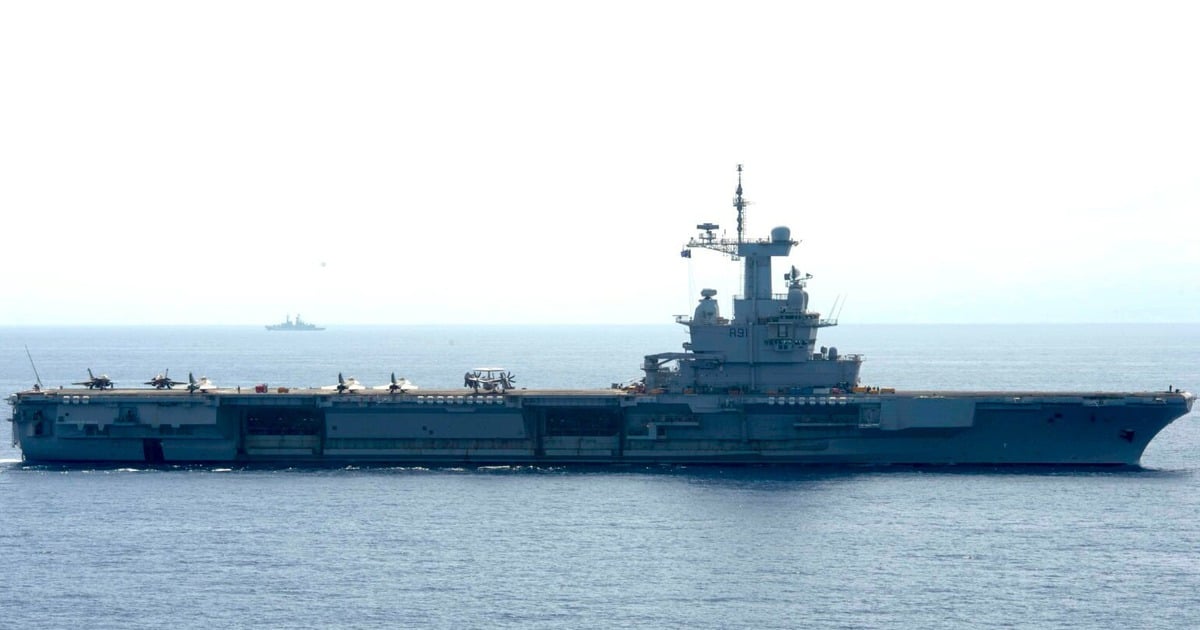 Two US and French aircraft carrier strike groups headed to the East Sea