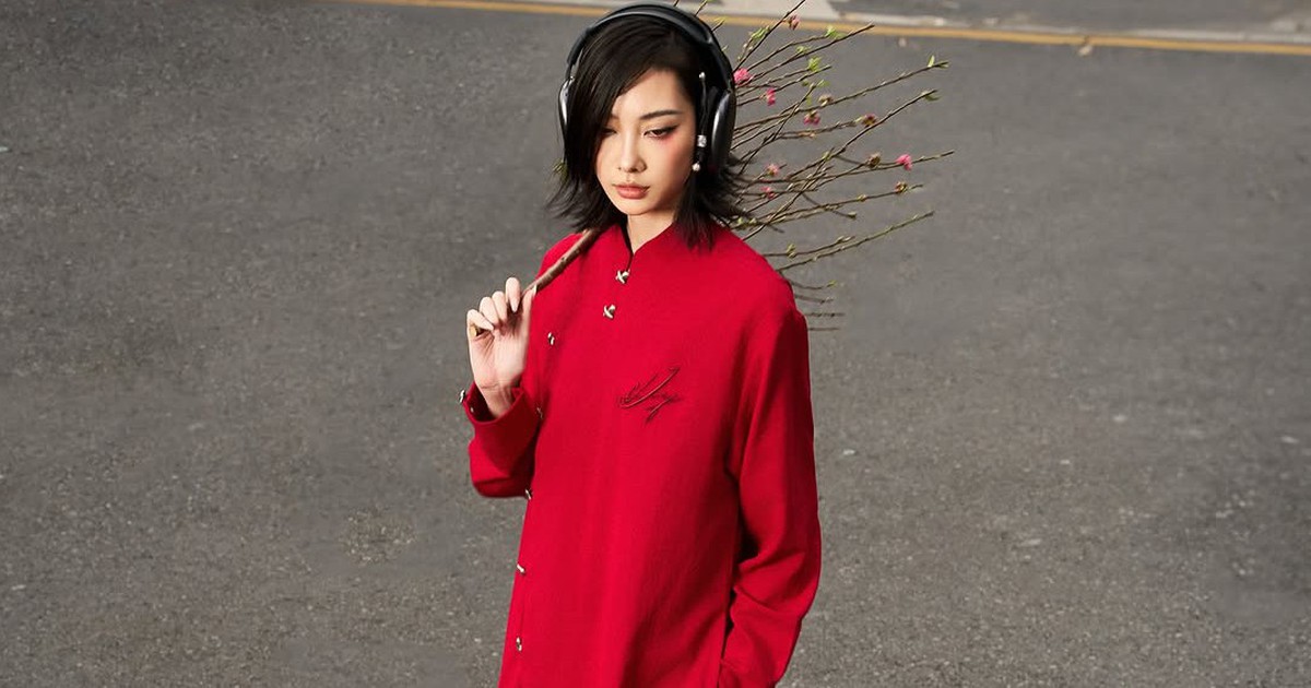 Ao dai associé à des baskets, non conventionnel mais qui conserve néanmoins le charme du printemps