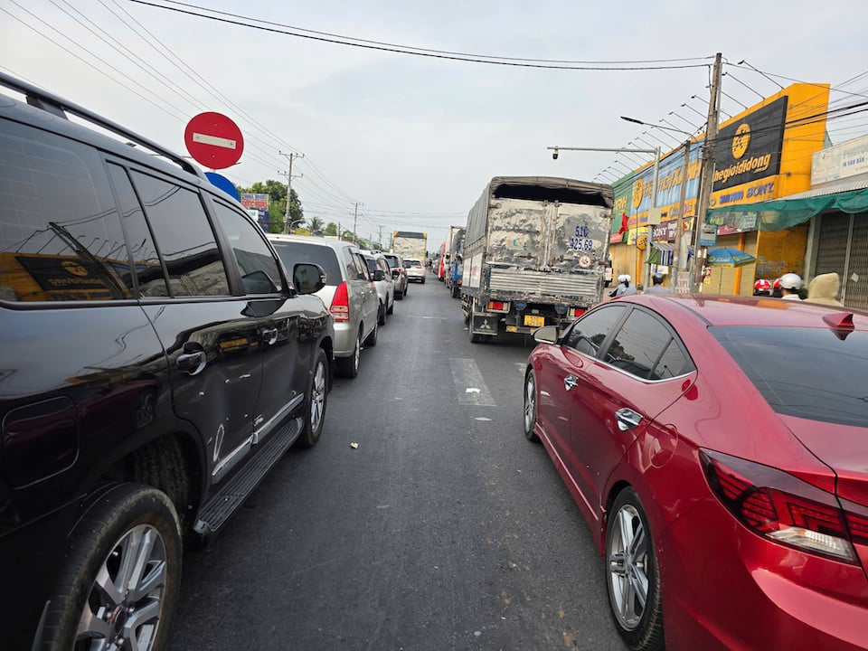 Hàng trăm ô tô bất lực vì không thể di chuyển. Ảnh: Hà Nam