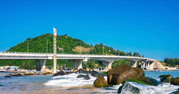 Couleurs printanières sur le pont « reliant les rivages heureux » sur la route côtière de Binh Dinh