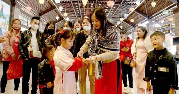 Tens of thousands of tourists flock to famous tourist attractions in Ninh Binh