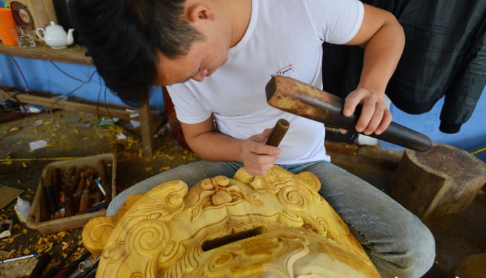 Unique gong carving craft in Hue