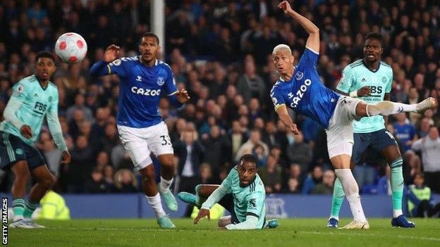 Everton 1-1 Leicester City : Richarlison marque en fin de match et offre de précieux points aux hôtes - BBC Sport