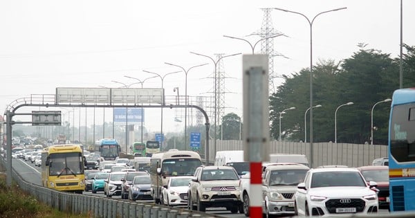 Traffic jam at the gateway to the capital