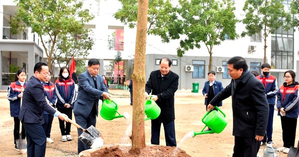 하노이 교육훈련부는 학교에 나무를 심는 캠페인을 시작했습니다.