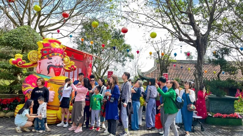 Das Touristengebiet Nui Than Tai in Da Nang ist voller Volksfeste