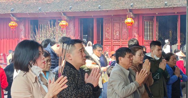 Les gens affluent au temple d'Ong Hoang Muoi pour prier pour avoir de la chance.