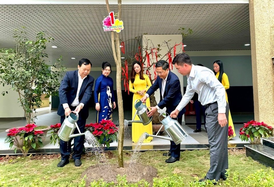 Hanoi City leaders attend the 2024 Spring Tree Planting Festival in Dong Da district.