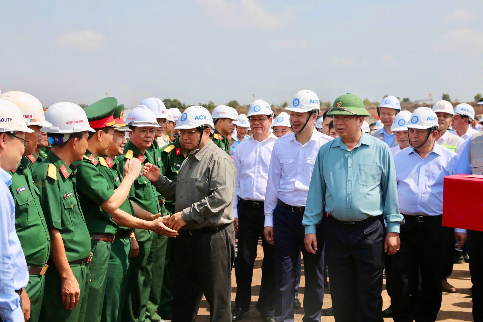 Thủ tướng chúc Tết, kiểm tra tại sân bay Long Thành- Ảnh 1.