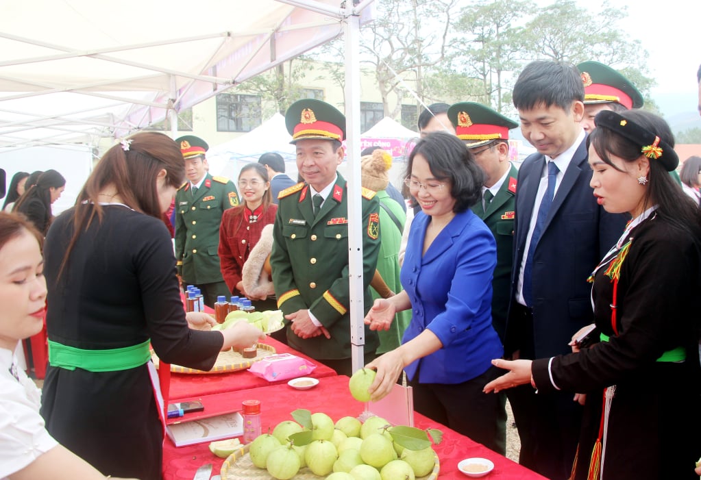 Đồng chí Trịnh Thị Minh Thanh, Phó Bí thư Thường trực Tỉnh ủy, Chủ tịch HĐND tỉnh, cùng các đại biểu tham quan các gian hàng bày bán các sản phẩm nông sản của người dân xã Tràng Lương.