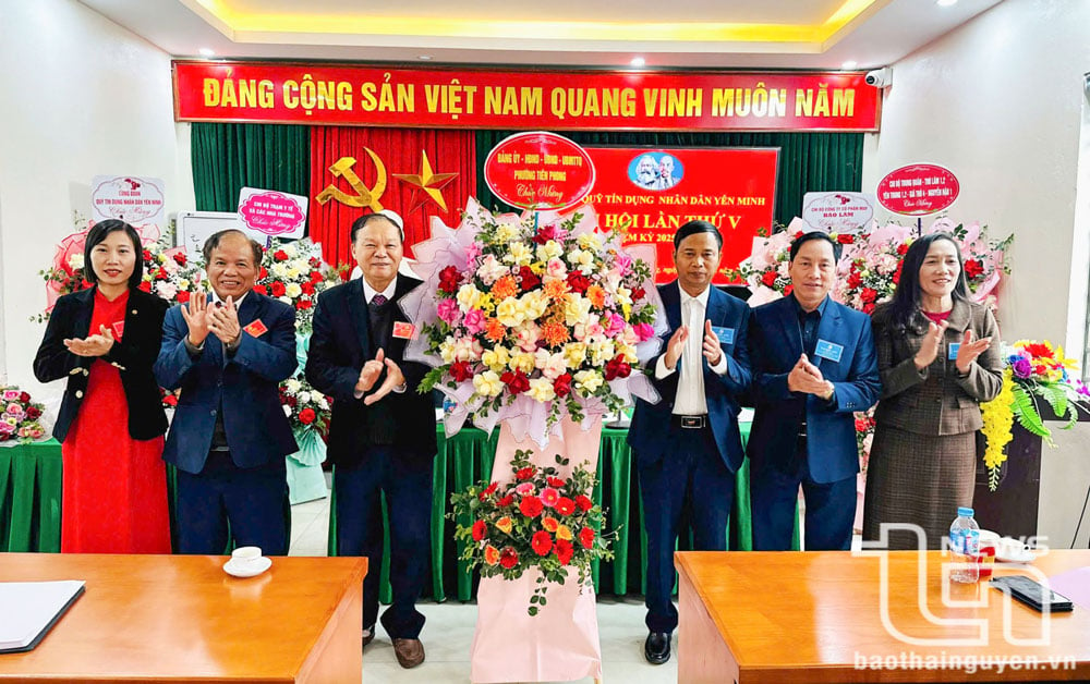 Lãnh đạo phường Tiên Phong (TP. Phổ Yên) chúc mừng Đại hội Chi bộ Quỹ tín dụng nhân dân Yên Minh nhiệm kỳ 2025-2027.