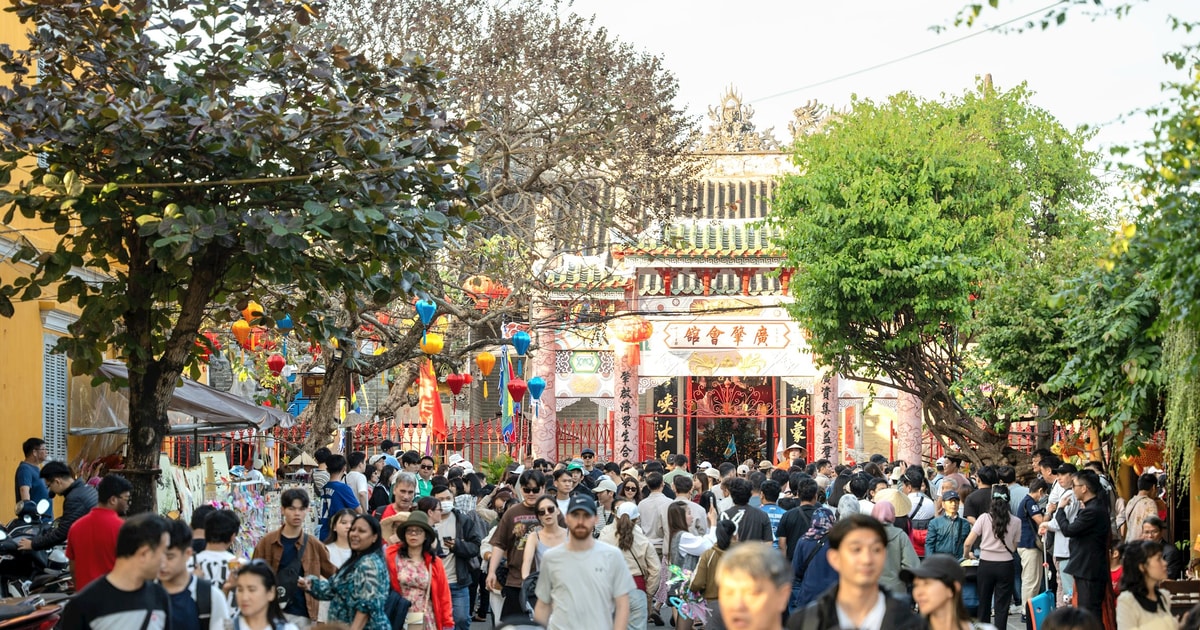 Des foules de touristes affluent à Quang Nam pour un voyage printanier