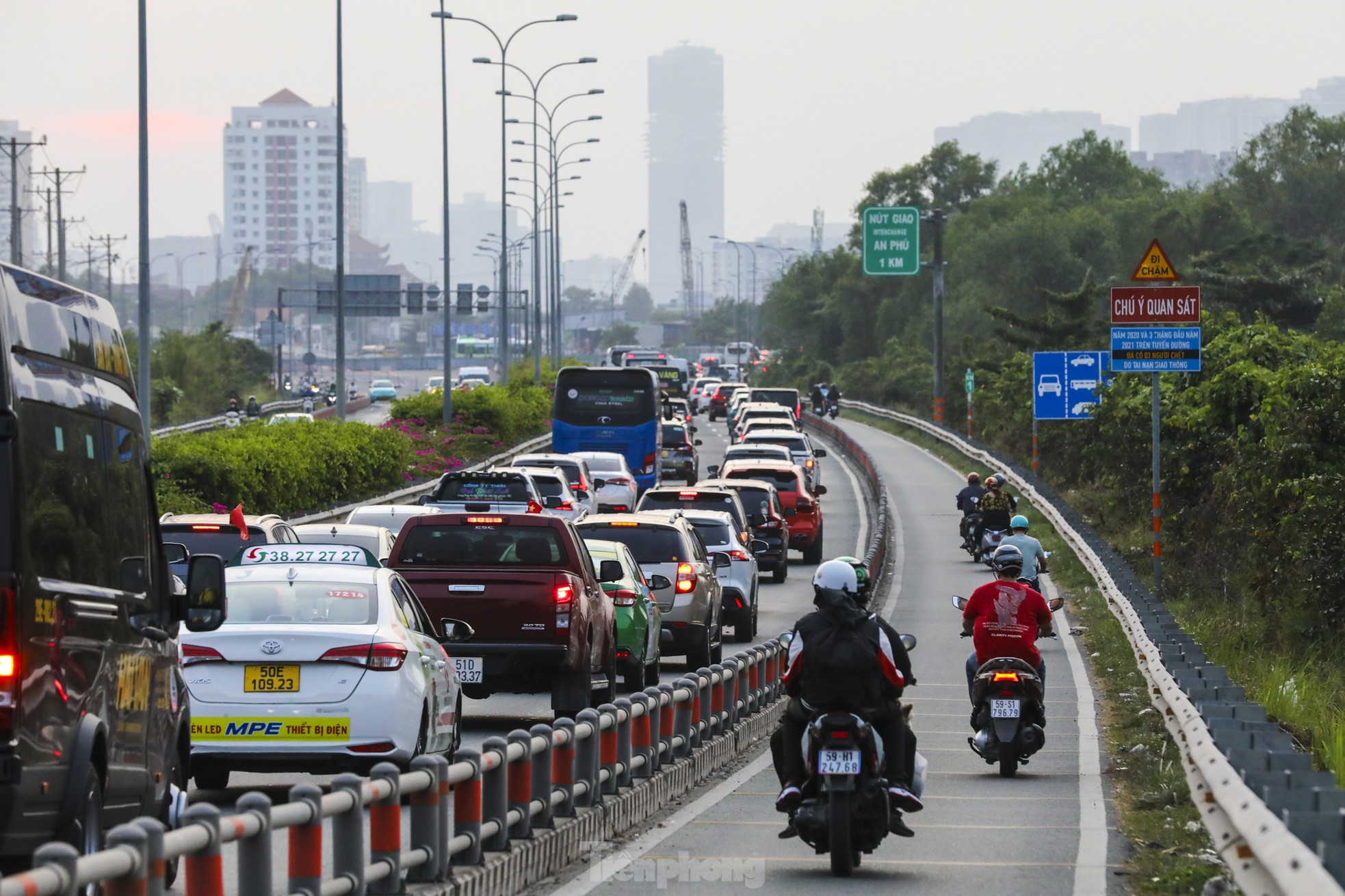 Dòng xe nối đuôi nhau ở cửa ngõ phía Đông TPHCM chiều mùng 4 Tết ảnh 3