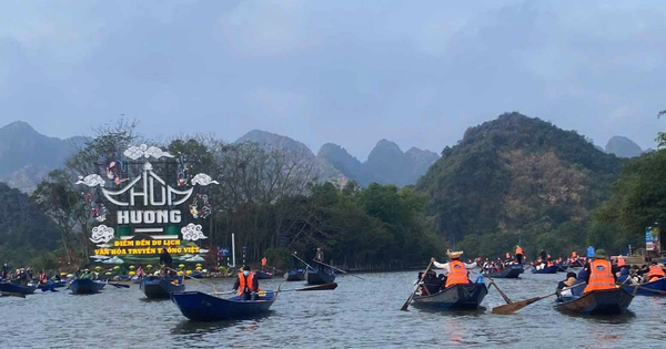 Huong Pagoda welcomes more than 19,000 visitors on the first day of the year