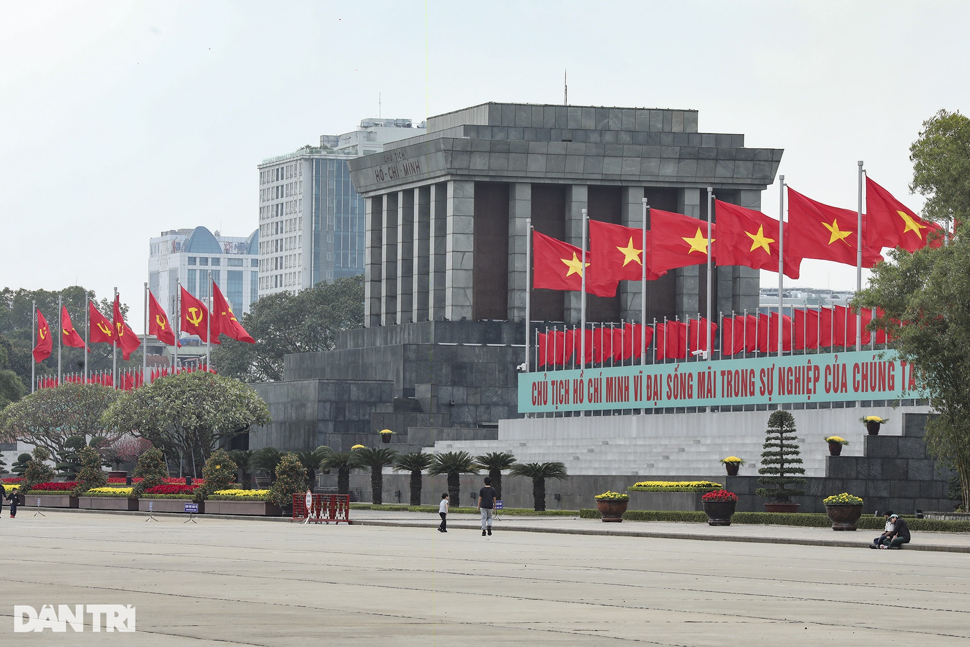 Hà Nội trang hoàng đường phố mừng kỷ niệm 95 năm Ngày thành lập Đảng - 4