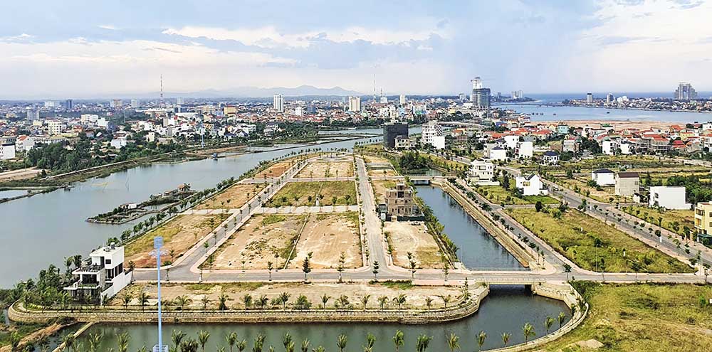 Quang Binh is implementing key infrastructure projects to leverage future socio-economic development. In photo: Quang Binh coastal road