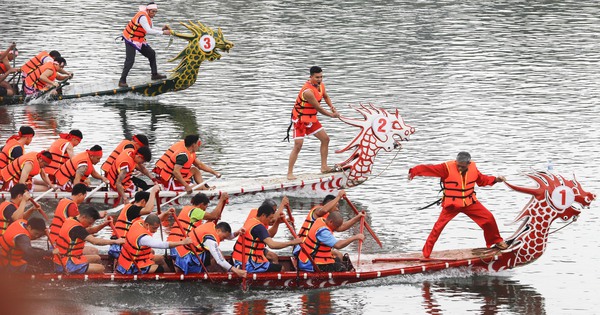 At the beginning of the year of At Ty, watch 450 young men compete in dragon boat racing on the historic Lo River.