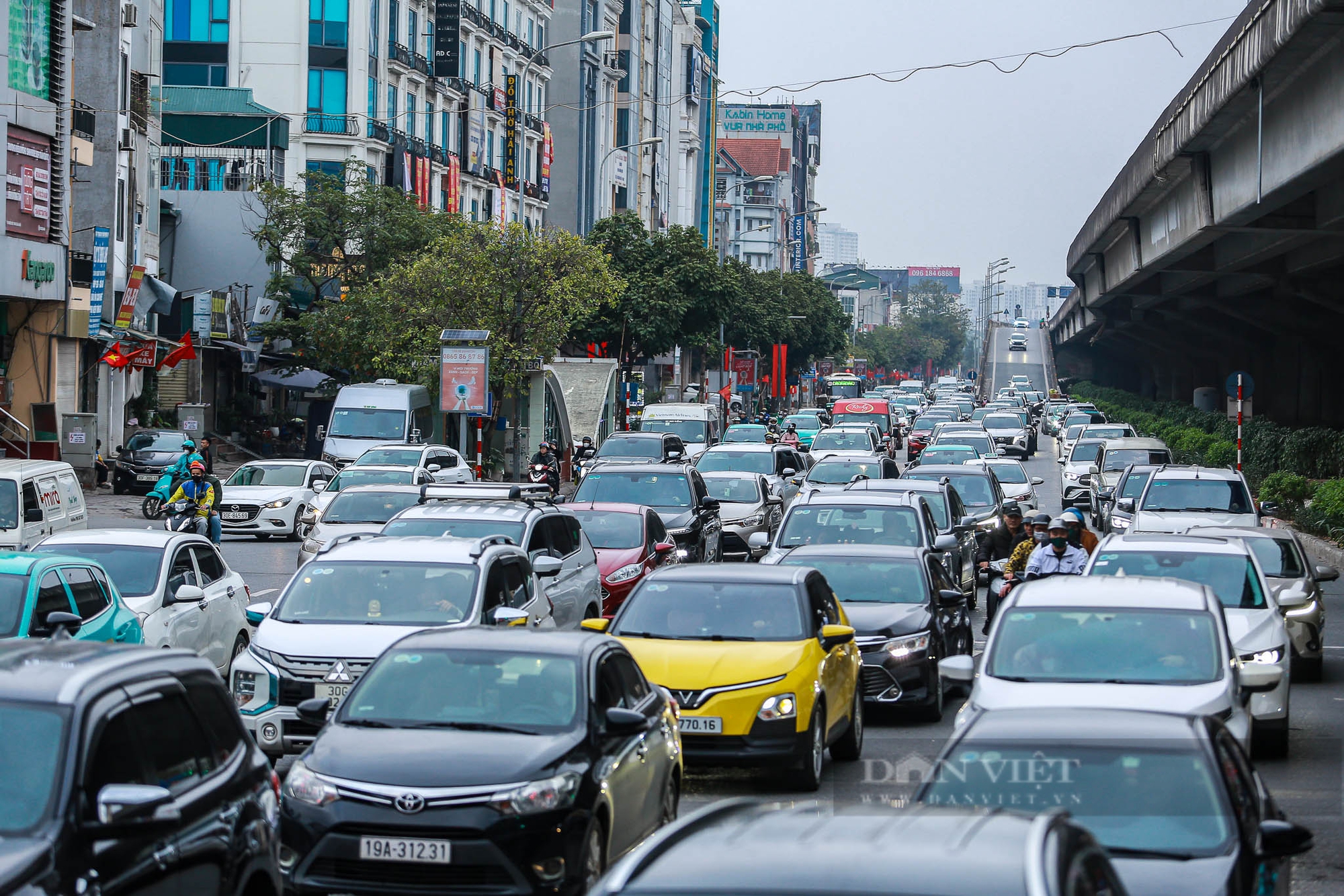 Hàng dài phương tiện ùn ùn nối đuôi nhau trở lại Hà Nội sau kỳ nghỉ Tết Nguyên đán 2025- Ảnh 10.