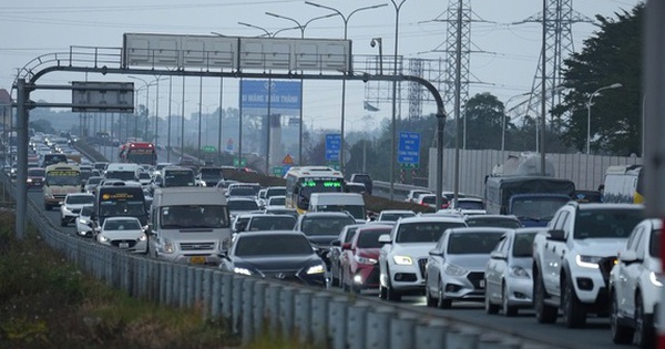 De retour à Hanoi, les gens ne peuvent toujours pas échapper aux embouteillages