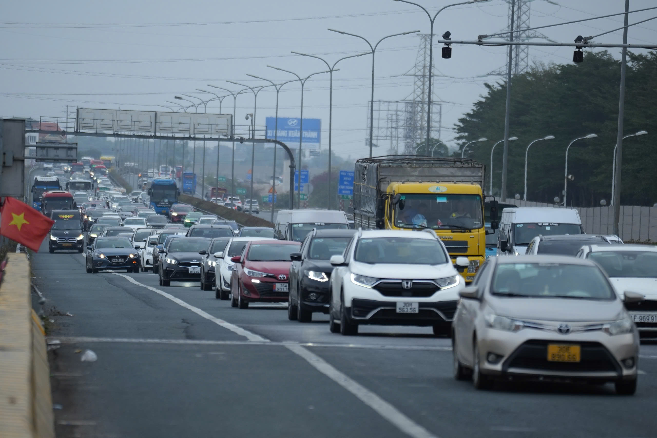 Sớm trở lại Hà Nội, người dân vẫn không thoát ùn tắc- Ảnh 5.