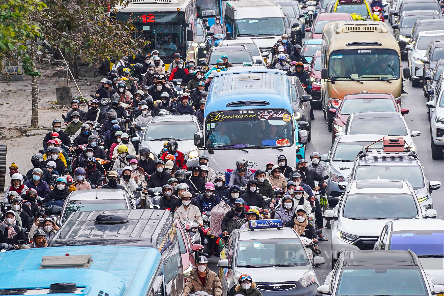 Hàng dài phương tiện ùn ùn nối đuôi nhau trở lại Hà Nội sau kỳ nghỉ Tết Nguyên đán 2025- Ảnh 2.