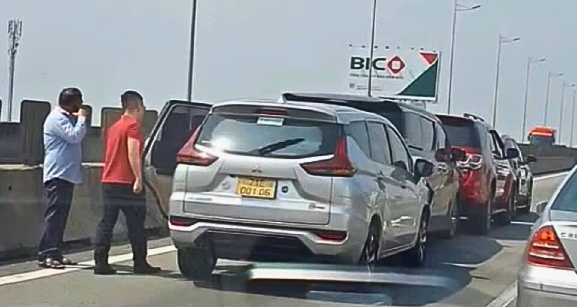 4 cars collided on the Ho Chi Minh City - Long Thanh highway, causing long traffic jams