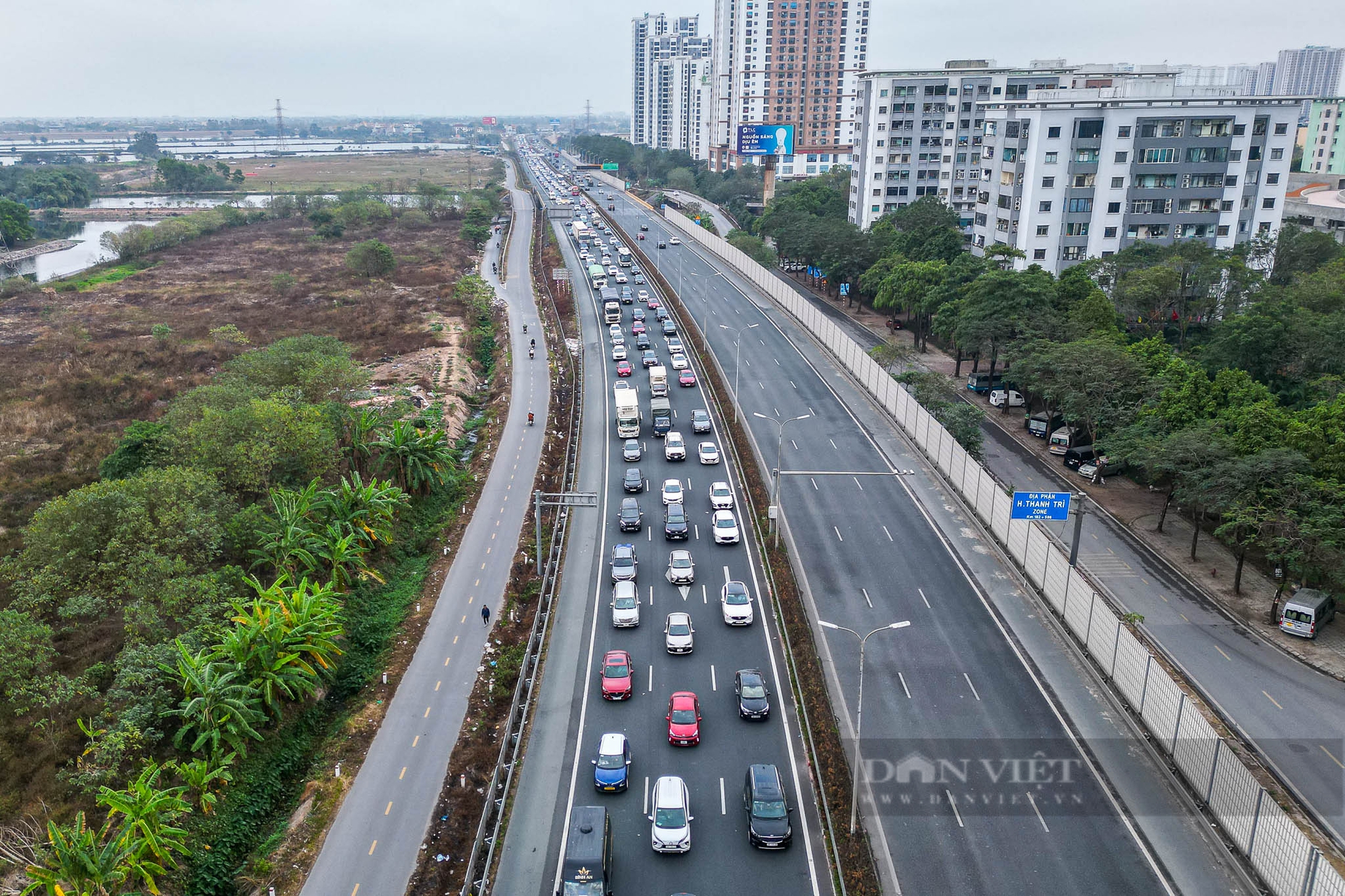 Hàng dài phương tiện ùn ùn nối đuôi nhau trở lại Hà Nội sau kỳ nghỉ Tết Nguyên đán 2025- Ảnh 5.