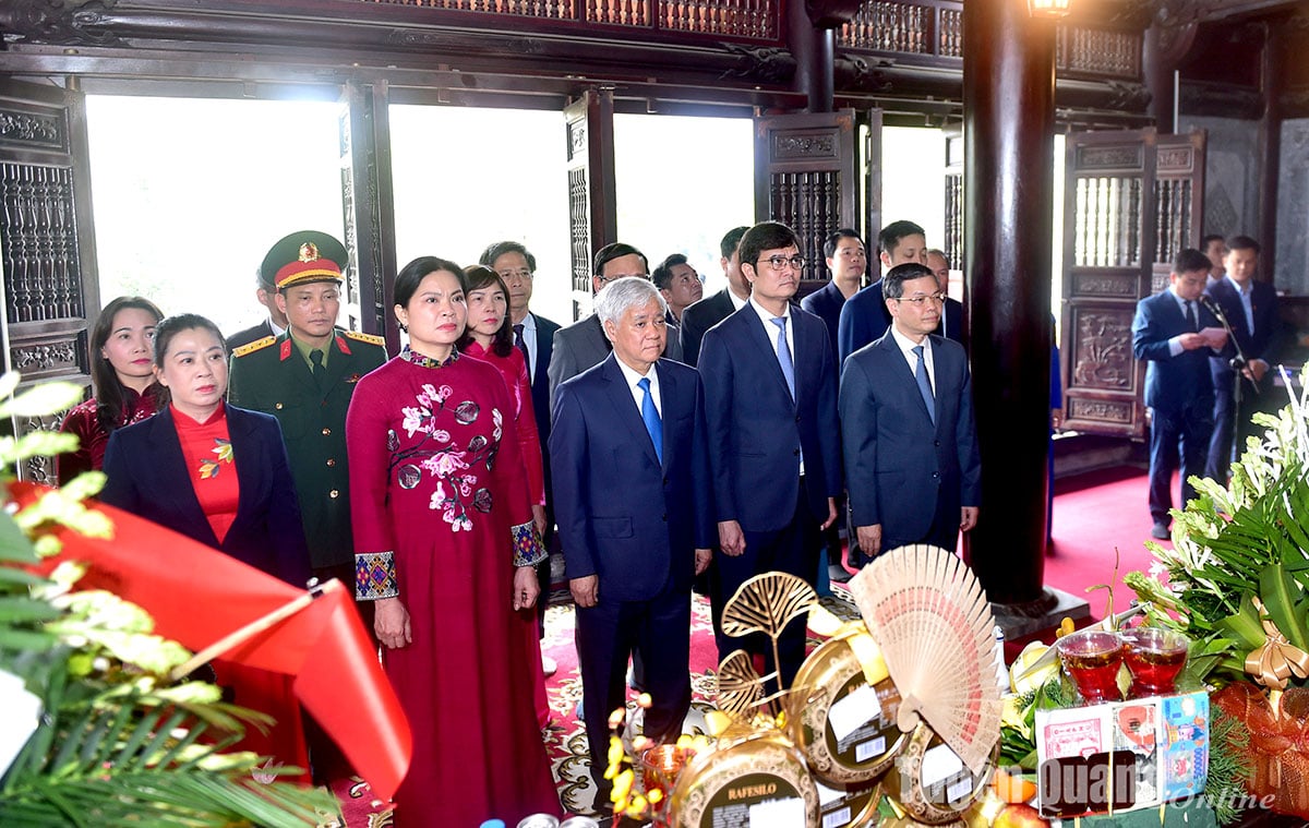 Le président du Comité central du Front de la patrie du Vietnam, Do Van Chien, offre de l'encens au temple du président Ho Chi Minh