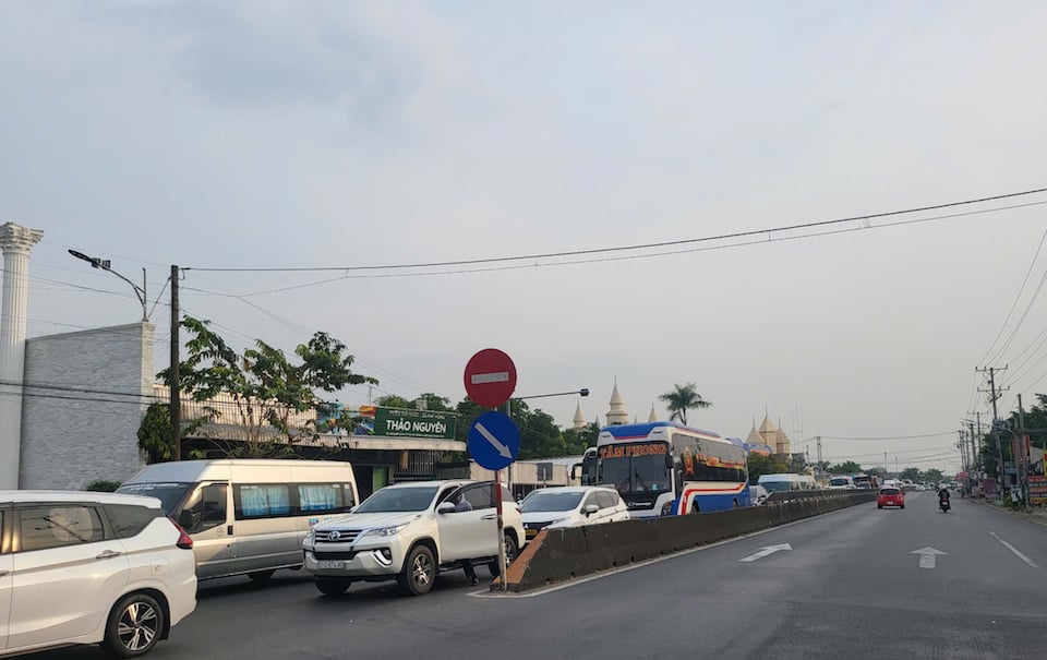 Làn đường với hàng trăm ô tô nghẹt thở, các tài xế mệt mỏi vì phải nhích từng chút một trên đoạn đường dài. Ảnh: Hà Nam