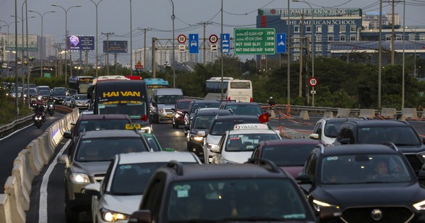 Una fila de automóviles en la entrada oriental de la ciudad de Ho Chi Minh en la tarde del cuarto día del Tet