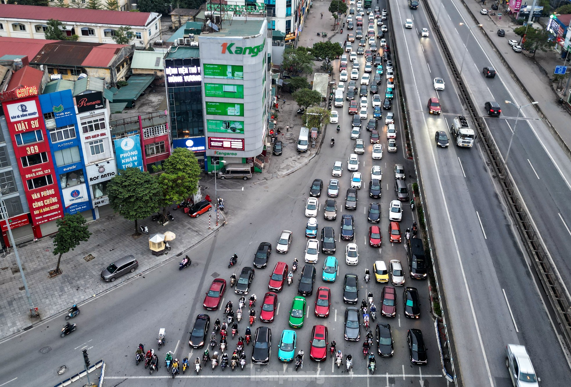 Mùng 4 Tết, người dân lỉnh kỉnh đồ đạc trở lại Hà Nội ảnh 10