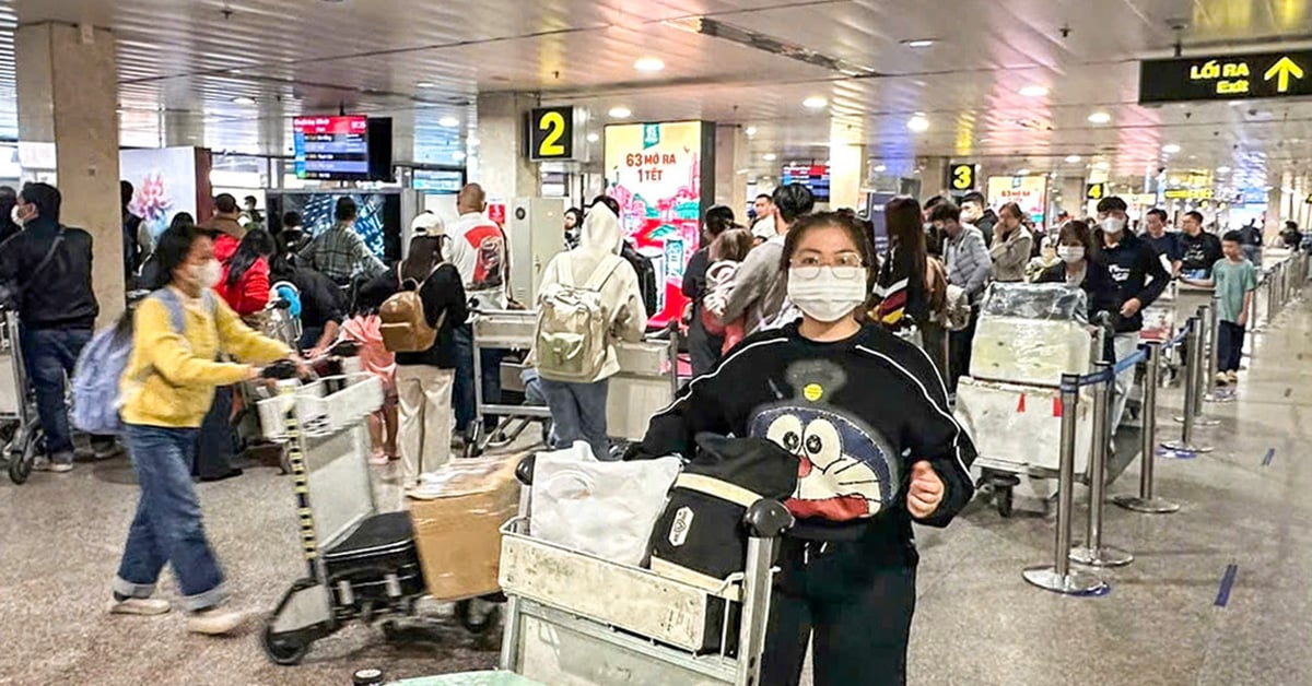 Airport crowded with passengers returning after Tet