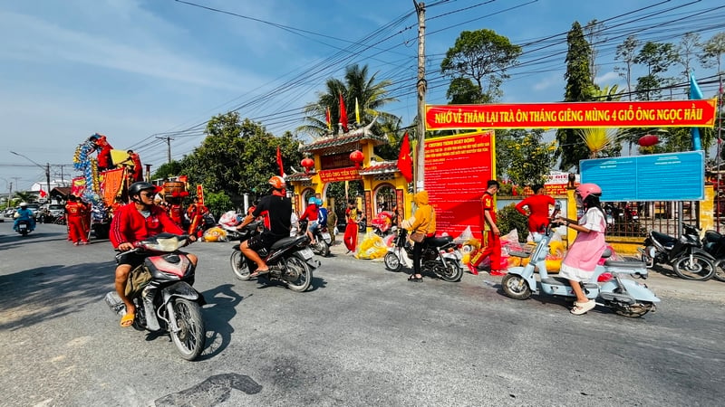 Bà con trong vùng và du khách thập phương du xuân tại Lễ hội Lăng ông.