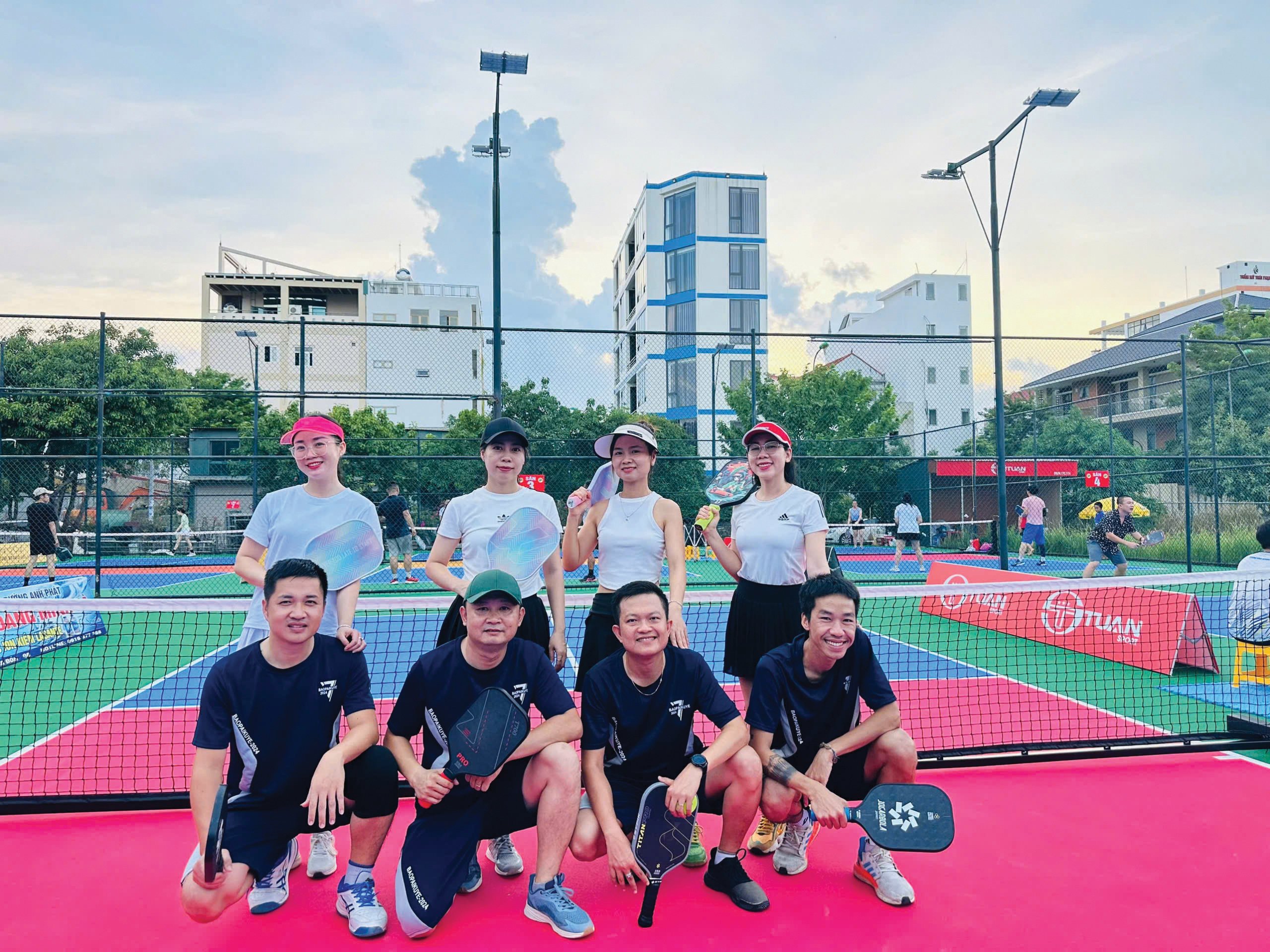 Xách vợt đi tập pickleball