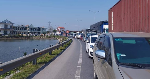 Coches "atascados" al sol del mediodía