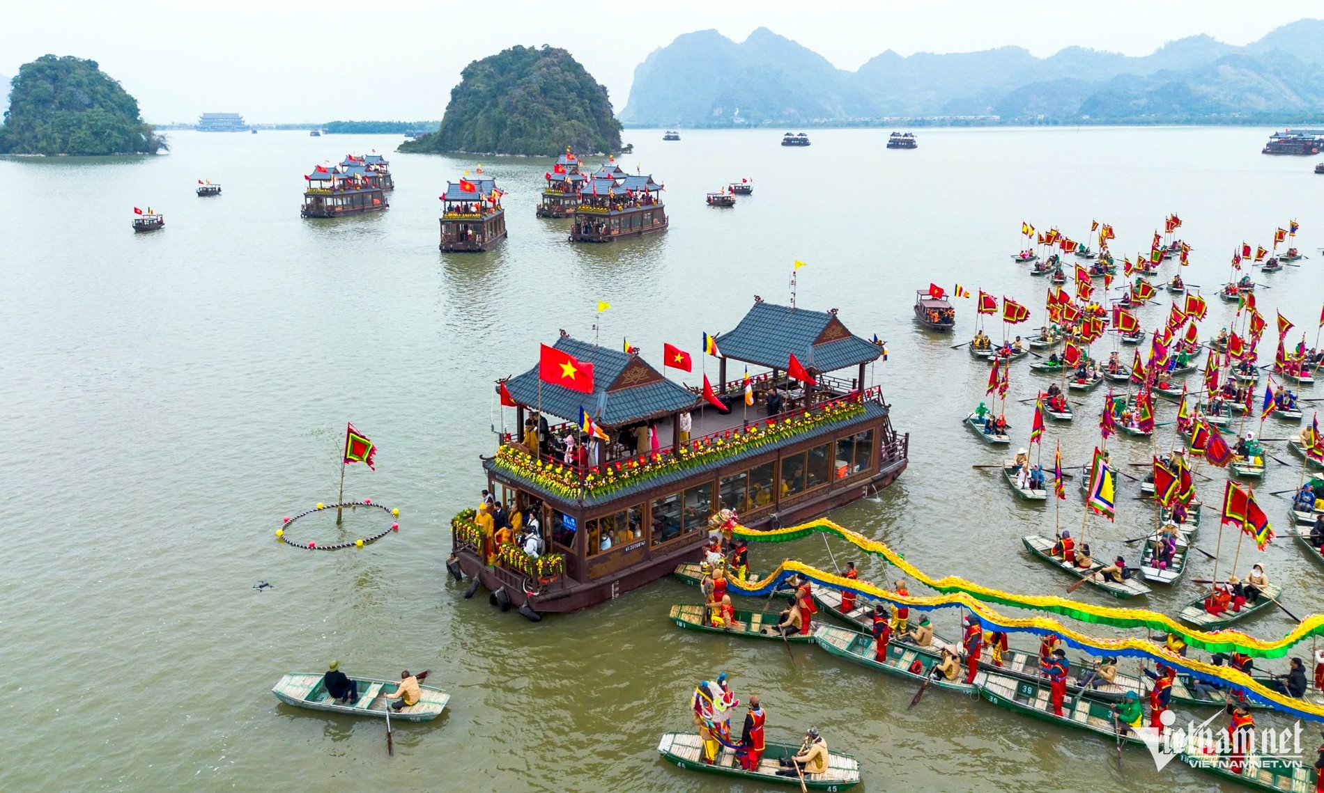 Mehr als 200 Boote nehmen an der Wasserprozession vor der Tam Chuc Pagode teil