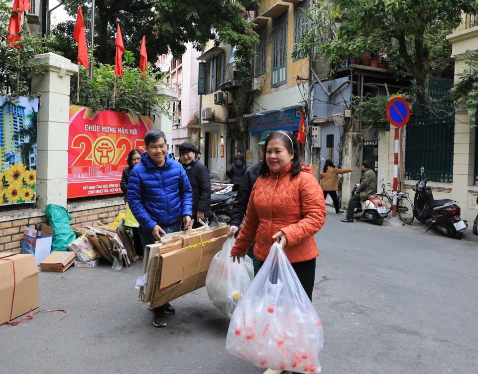 Les habitants participent activement au programme « Samedi du recyclage » pour classer les déchets à la source, collecter les déchets recyclables, échanger les déchets contre des cadeaux et réduire les déchets plastiques dans le quartier de Hang Bai (district de Hoan Kiem).