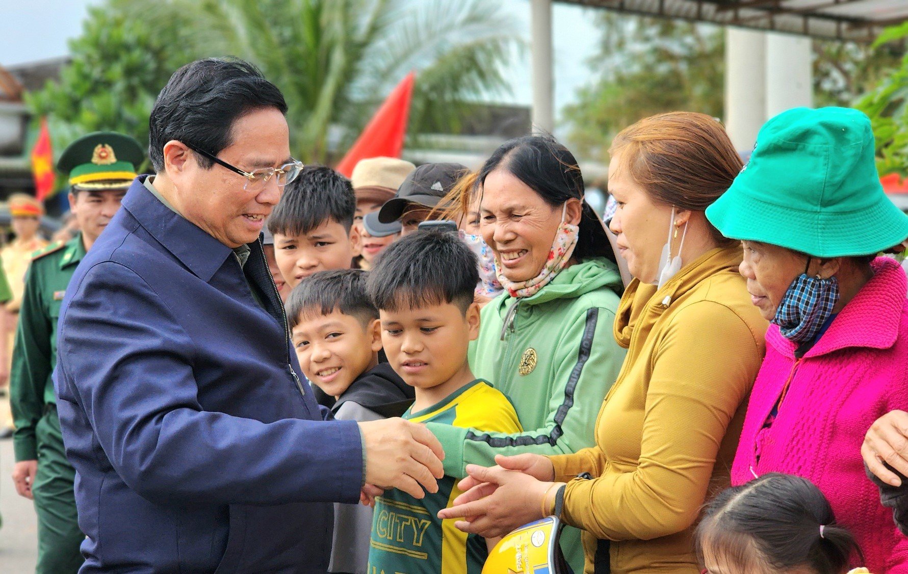 Hình ảnh Thủ tướng kiểm tra thực địa dự án đường ven biển và cao tốc Bắc-Nam đoạn qua Quảng Ngãi- Ảnh 2.