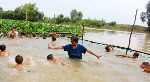 U70 old lady teaches swimming for free for two decades