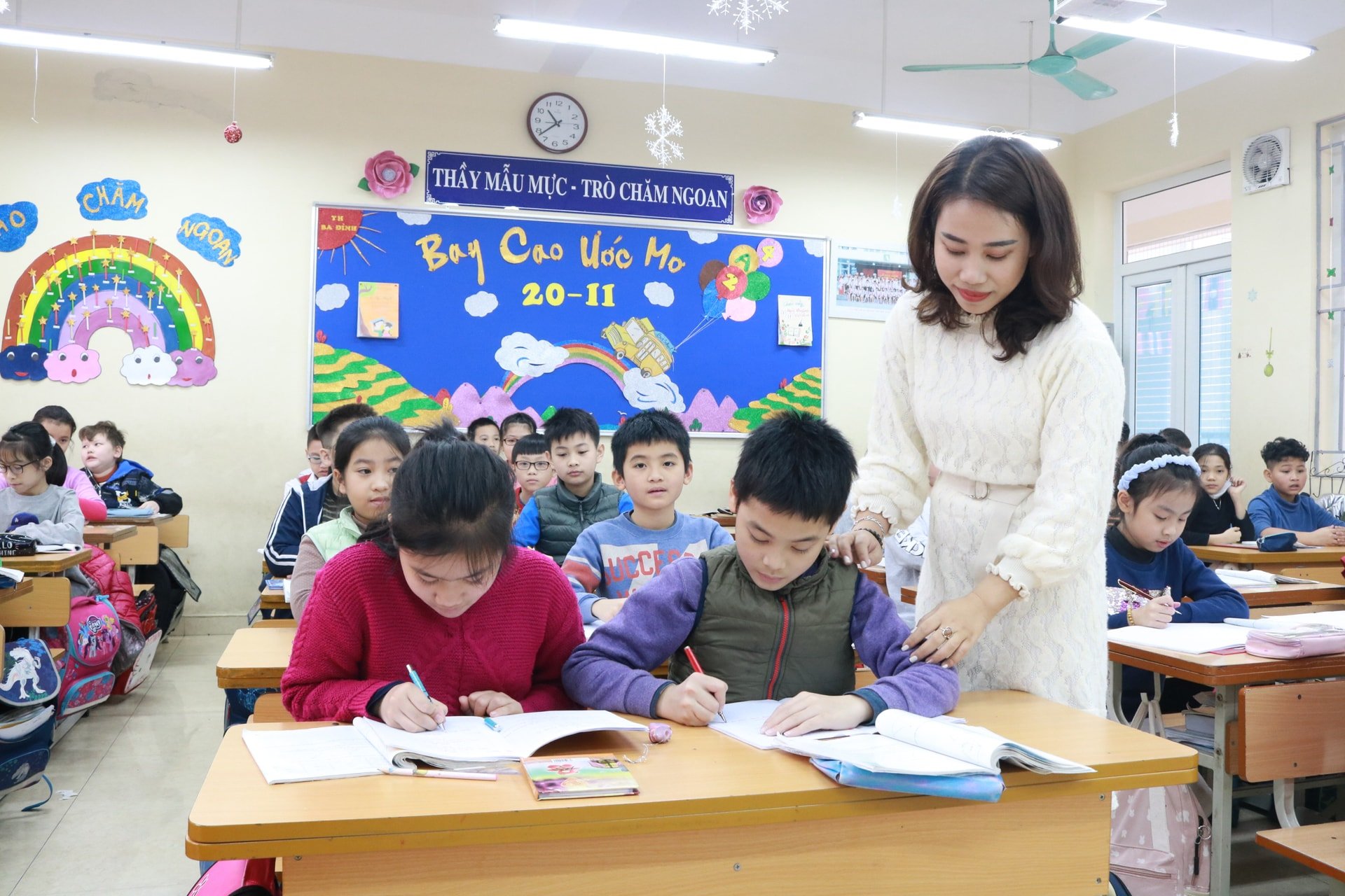 バディン小学校（ハノイ）の教師と生徒のクラス。