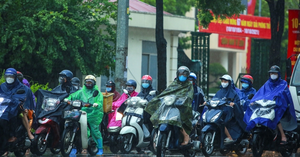 La policía de tráfico informa que "detener a una motocicleta que lleve impermeable puede suponer una multa de hasta 14 millones de dongs"