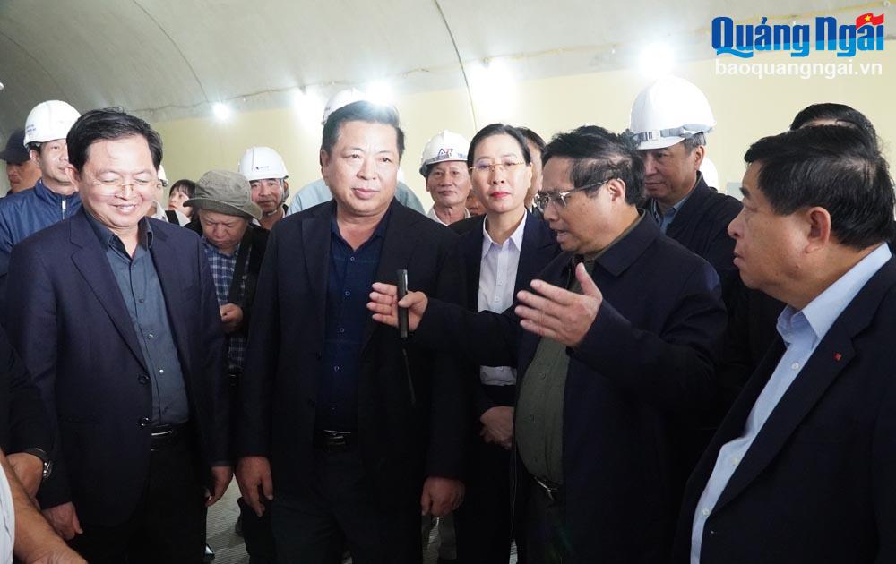 El primer ministro Pham Minh Chinh discutió el progreso de la construcción del proyecto de la autopista Quang Ngai - Hoai Nhon (Binh Dinh).