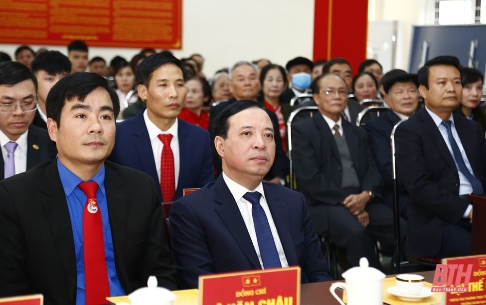 Le secrétaire adjoint permanent du Comité provincial du Parti, Lai The Nguyen, a assisté à la cérémonie d'admission au Parti à la cellule du Parti du groupe résidentiel Phu Tho 2.