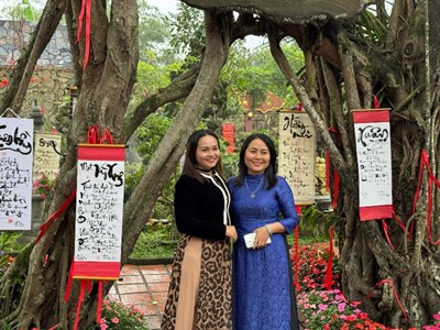 Visita al jardín de poesía de Huong Giang a principios de primavera