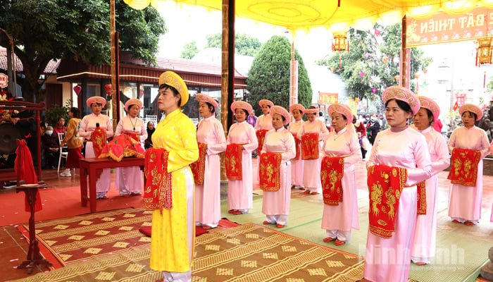 Awarding certificate of recognition of Non Khe Village Newspaper Festival as National Intangible Cultural Heritage