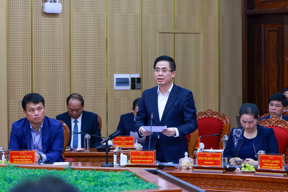 Chairman of Quang Ngai Provincial People's Committee Nguyen Hoang Giang reports on the province's socio-economic development. Photo: VGP