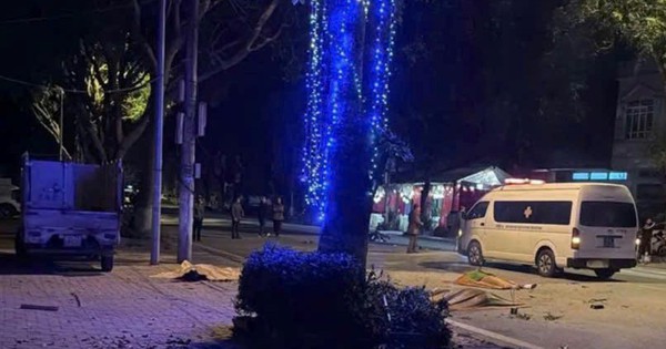 Una moto se estrella contra un árbol y mueren tres jóvenes